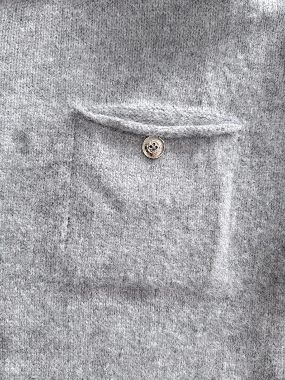 Next day shipment P195 Balenciaga 2026 Autumn and Winter latest sweater from the official website, now on sale at the counter simultaneously Hot Sale! Specially made of wool blended fabric. It feels comfortable and can be directly in contact with the skin. The logo badge is exquisitely embroidered, which is extremely eye-catching! The details highlight the fashionable charm of big brands. Exquisite workmanship. Three-dimensional cutting style. The wearing effect is invincible and handsome! All three standards are complete! Sizes:M-3XL